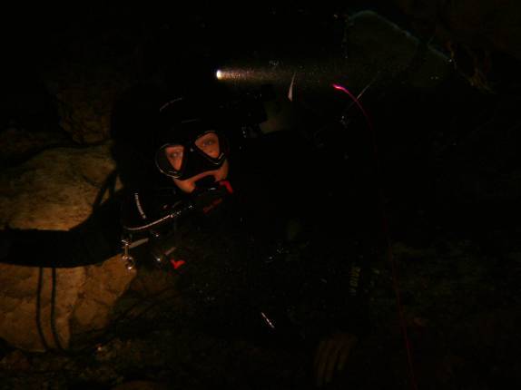 Passagem por 'janela' em caverna alagada em Peacock, na Flórida, Estados Unidos